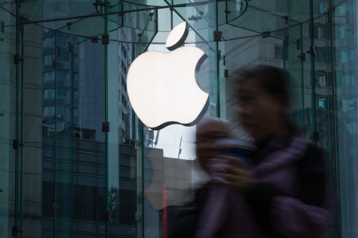 Apple valoriza US$ 180 bilhões após trégua comercial EUA-China — Apple alcança valorização de US$ 180 bilhões após acordo histórico entre EUA e China, impulsionando suas ações em 6%.
