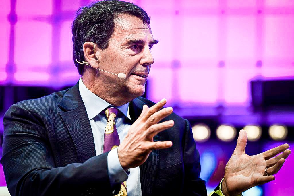 Bitcoin pode substituir o dólar em 10 anos, diz Tim Draper — Tim Draper prevê bitcoin como base econômica global, substituindo o dólar em até 10 anos devido à tecnologia descentralizada.