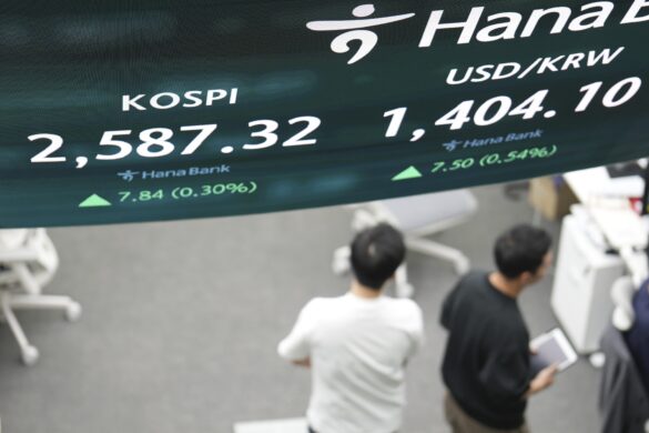 Bolsas da Ásia sobem com corte de juros na China — Bolsas asiáticas encerram em alta puxadas por corte de juros na China e otimismo com negociações comerciais na região.