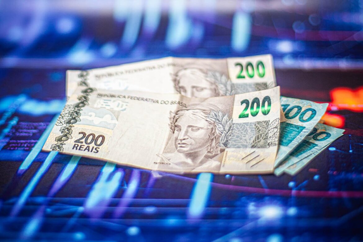 Caixa paga abono salarial para novo grupo em maio — Trabalhadores nascidos em maio e junho receberão o abono salarial na quinta. Confira os critérios e como acessar os valores.