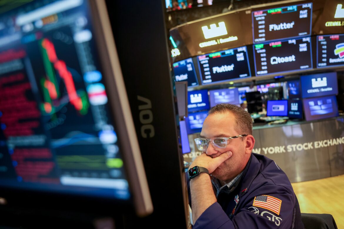 Dólar e Ibovespa sobem enquanto bolsas de NY caem — Dólar e Ibovespa registram alta após dados fracos dos EUA, enquanto bolsas de NY recuam com discurso de Powell.