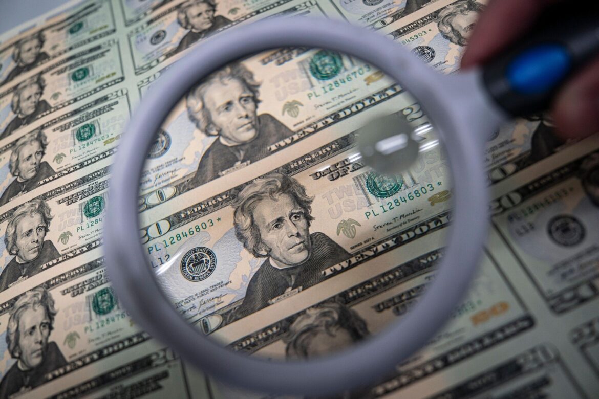 Dólar recua e Ibovespa avança após tensão com IOF e tarifas — Dólar apaga alta e Ibovespa registra ganhos após momento de tensão causado por IOF e ameaça tarifária dos EUA.