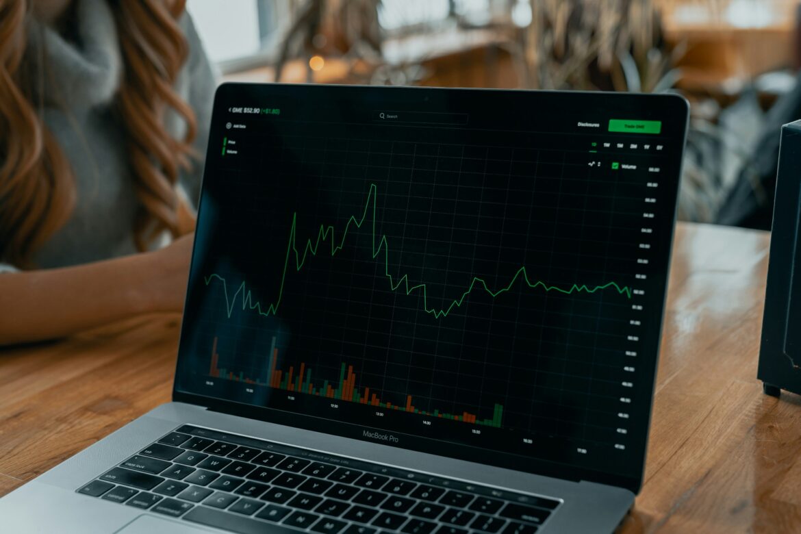 Dólar sobe antes das decisões do Copom e Fed — Dólar registra alta com expectativa pelas decisões de Copom e Fed, enquanto Ibovespa mantém estabilidade no mercado financeiro.