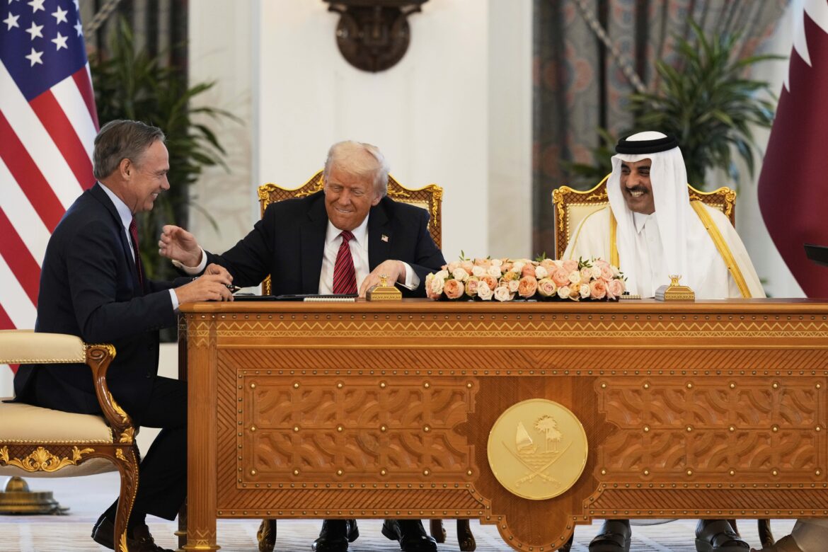 EUA e Catar celebram acordo bilionário para compra de aeronaves — EUA e Catar firmam acordo histórico de US$ 200 bilhões com a Boeing para a compra de 160 aeronaves pela Qatar Airways.