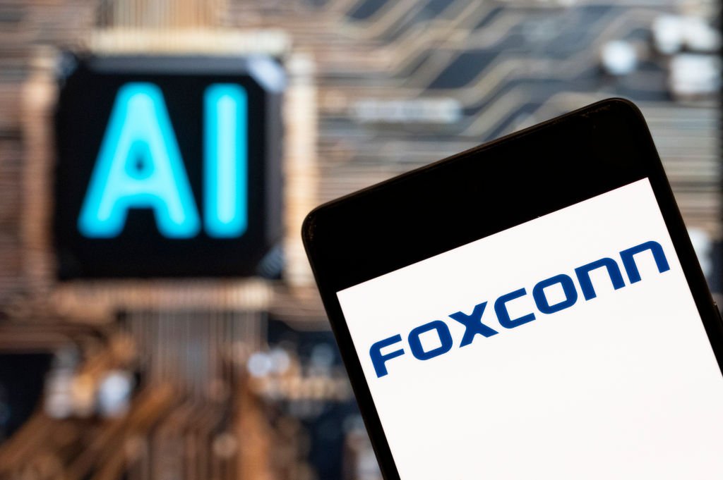 Foxconn reduz perspectiva de crescimento com tarifas dos EUA — Foxconn revisa metas após impacto das tarifas dos EUA, avalia desafios globais e foca na demanda por servidores de IA.