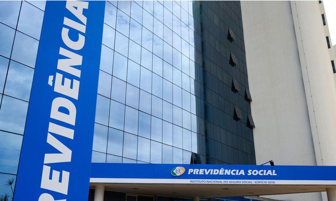 Governo analisa reforma no INSS em meio a déficit fiscal — Governo estuda mudanças no INSS enquanto avalia o impacto do déficit fiscal e busca equilibrar contas públicas em 2024.