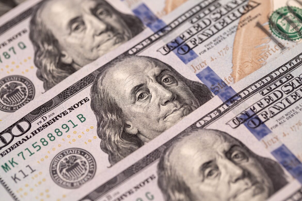 Ibovespa recua com risco fiscal e dólar desacelera após indicadores dos EUA — Ibovespa fecha em queda com alerta sobre risco fiscal, enquanto dólar desacelera após dados econômicos fracos nos EUA.