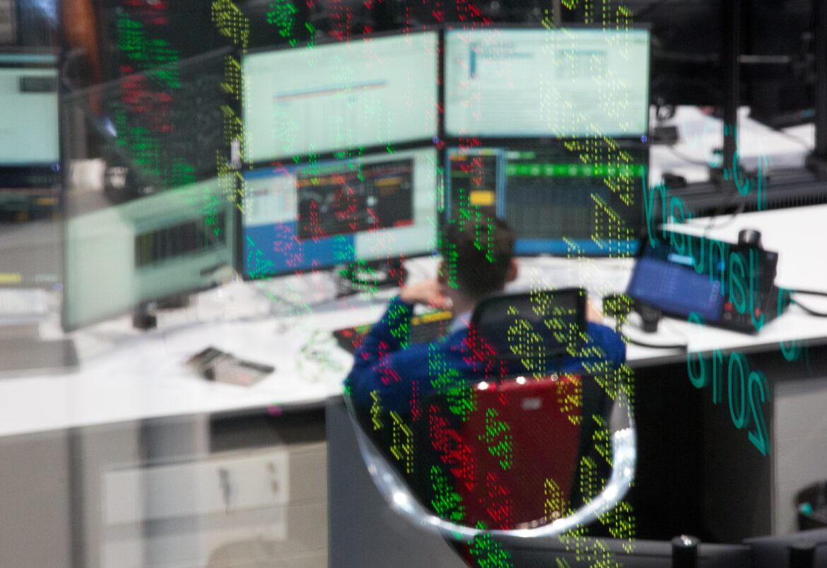 Ibovespa sobe e dólar recua com alívio na guerra tarifária — Ibovespa registra alta e dólar tem queda refletindo sinais de alívio nas tensões da guerra tarifária global.