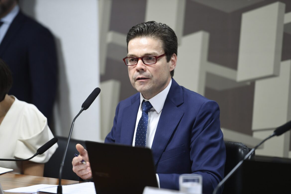 Impactos negativos da política do tarifaço na economia global — Política do tarifaço prejudica a economia global e produtividade, afetando especialmente quem a implementa, afirma Nilton David.