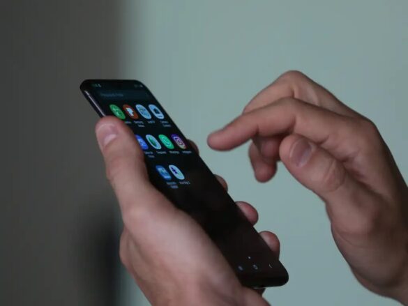 Justiça proíbe bloqueio de celulares usados como garantia de empréstimos — Justiça determina que financeiras não podem bloquear celulares usados como garantia de empréstimos. Decisão já está em vigor.
