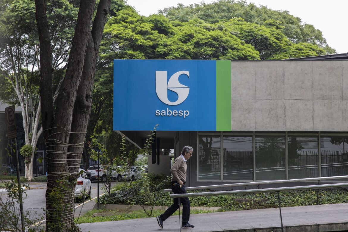 Lucro da Sabesp sobe 80% no 1º trimestre — Lucro da Sabesp cresce 80%, alcançando R$ 1,48 bi. Investimentos ampliam para R$ 25 bi com foco em saneamento sustentável.
