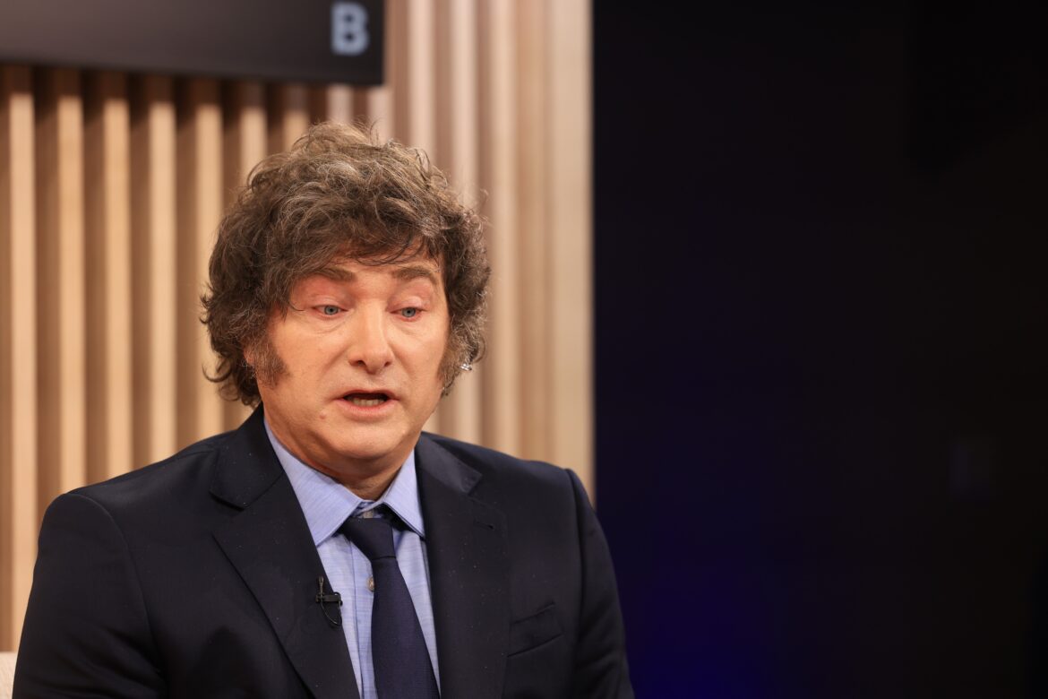 Milei critica impostos e defende sonegadores na Argentina — Javier Milei gera polêmica ao apoiar sonegadores e criticar argentinos que pagam impostos, abordando falta de talento.