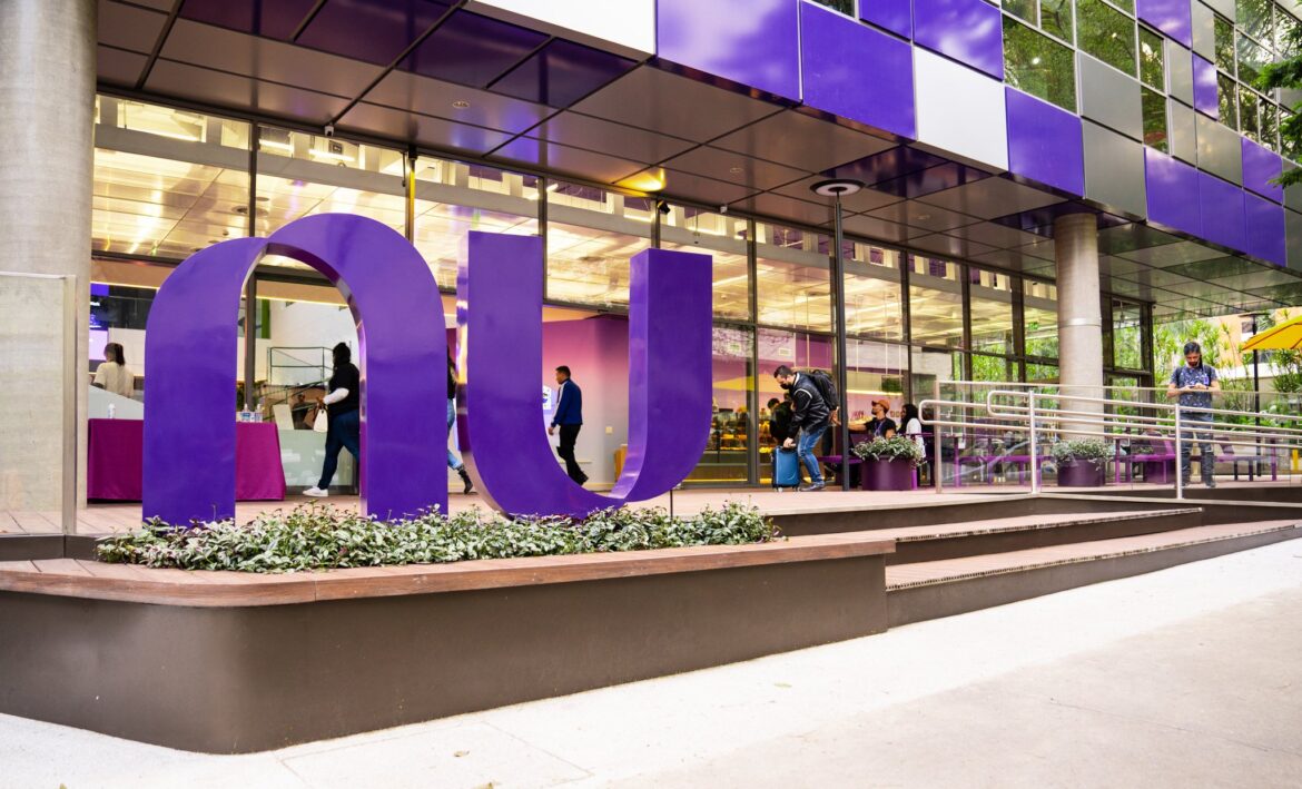 Nubank registra alta de 74% no lucro e atinge ROE de 27% — Nubank aumenta lucro em 74%, com ROE de 27% no primeiro trimestre de 2025, destacando expansão e 118,6 milhões de clientes.