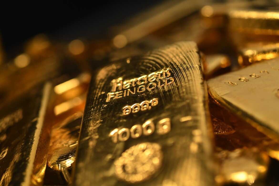 Ouro tem queda com realização de lucros e apetite por risco — Ouro encerra em queda com alívio na guerra comercial e apetite por risco, refletindo realização de lucros no mercado.