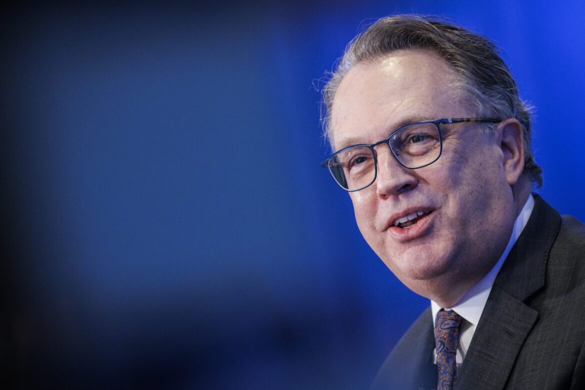Presidente do Fed reforça reservas abundantes nos EUA — Presidente do Fed de Nova York destaca que nível de reservas nos EUA segue abundante, apoiando estabilidade econômica.