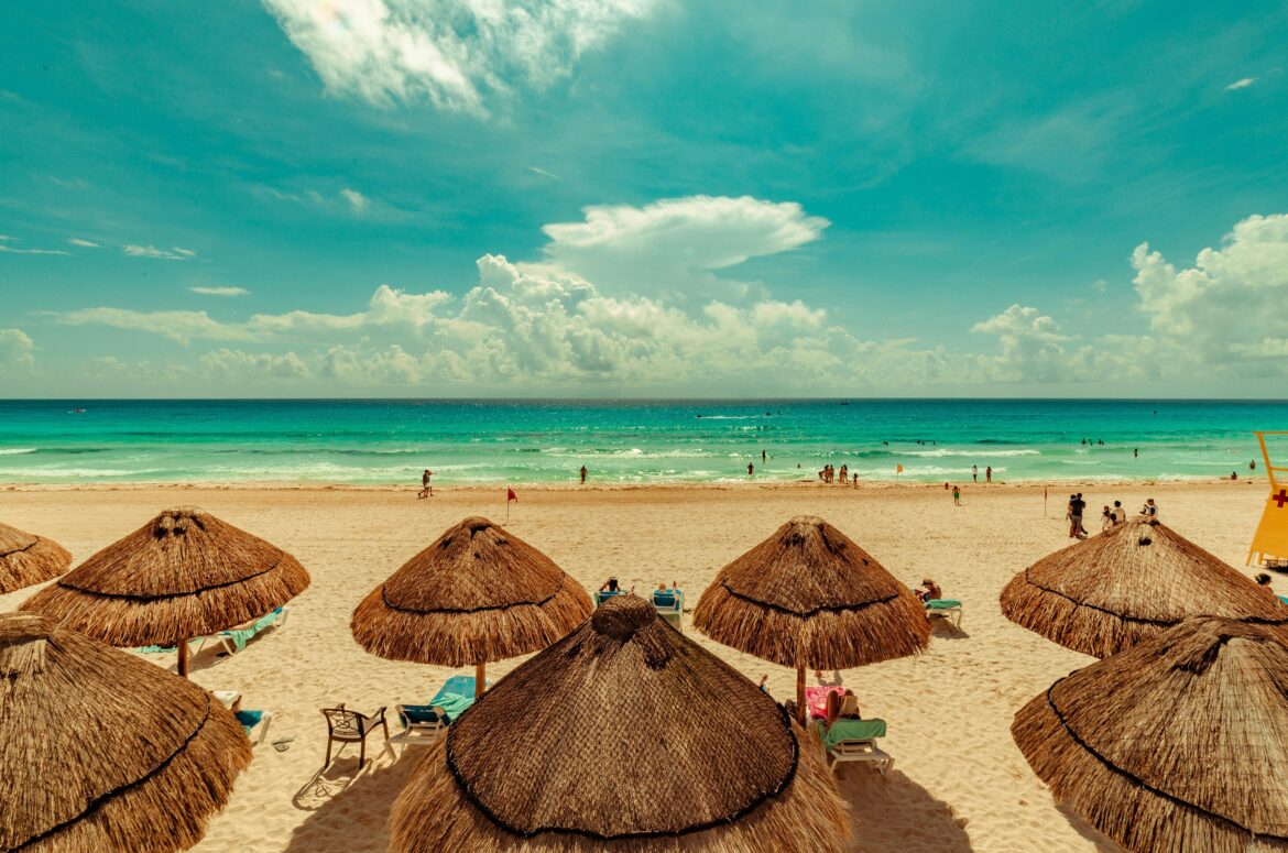 Turistas canadenses preferem o México aos EUA — Turistas canadenses escolhem o México ao invés dos EUA, destacando o país como o novo destino preferido na América Latina.