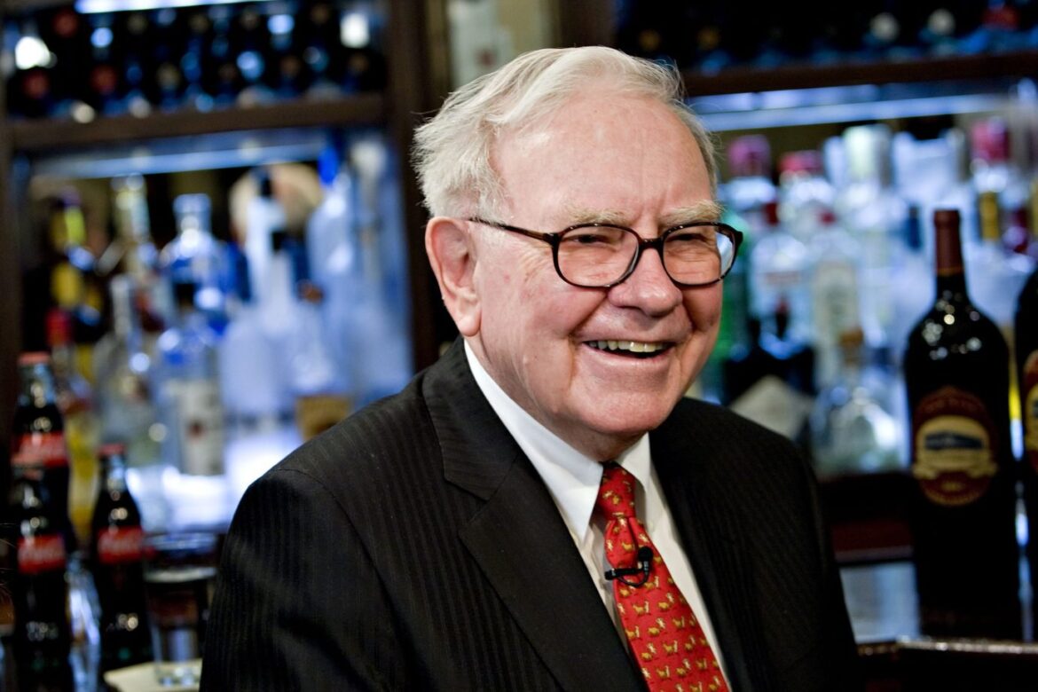 Warren Buffett revela planos para aposentadoria — Warren Buffett, aos 94 anos, compartilha planos de aposentadoria, destacando paixão pelo trabalho e visão no mercado financeiro.