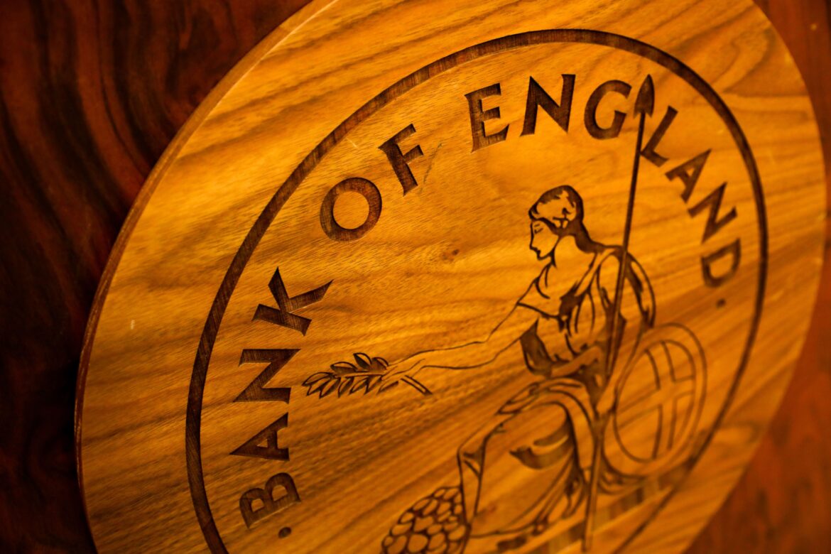 Banco da Inglaterra mantém juros estáveis em 4,25% — Banco da Inglaterra mantém juros em 4,25%, destacando riscos inflacionários e uma retirada gradual da política monetária.
