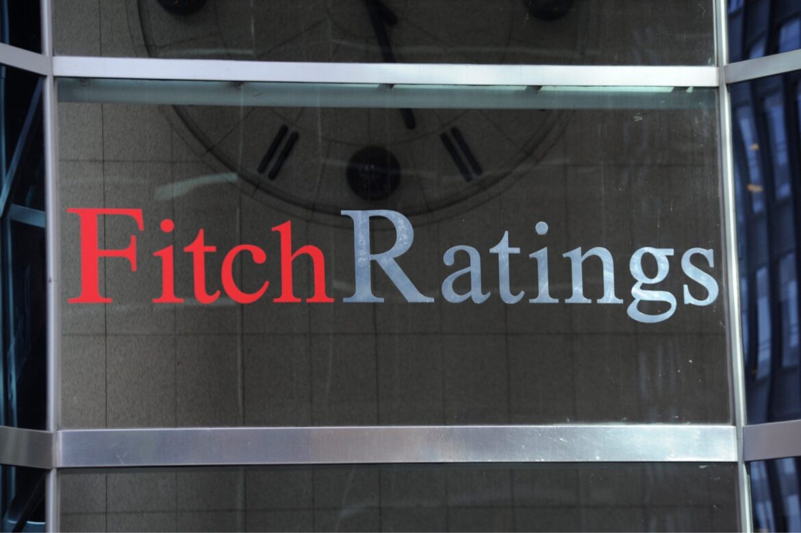 Fitch reafirma rating do Brasil com perspectiva estável — Fitch mantém rating do Brasil em 'BB', destacando economia diversificada e desafios fiscais que impactam sua avaliação.