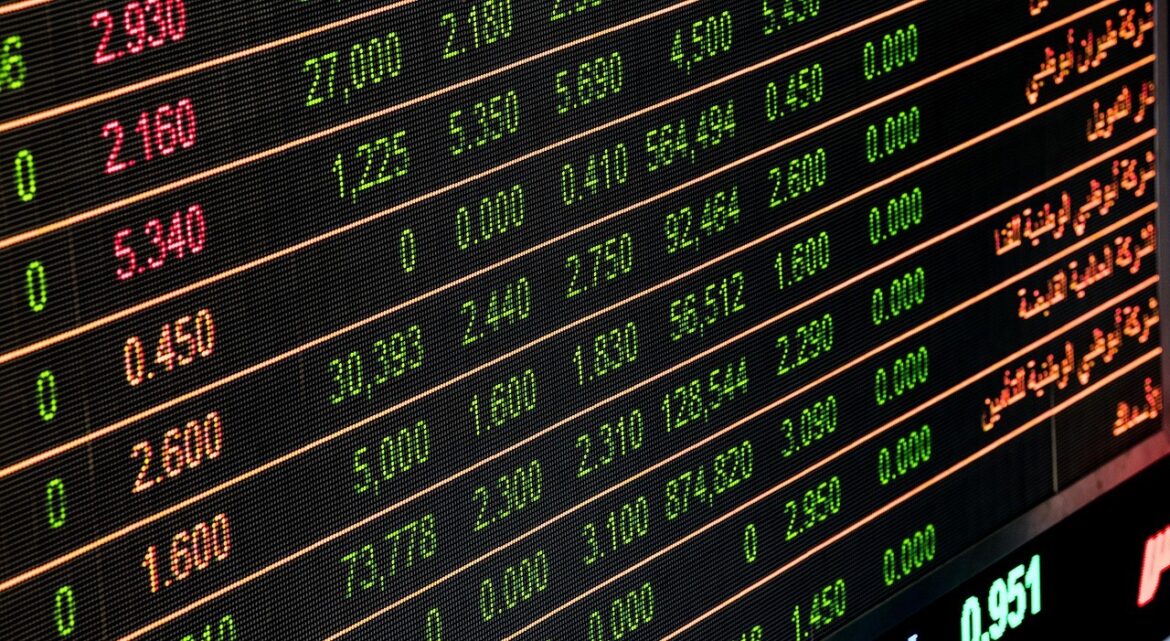 Ibovespa cai com petróleo em baixa e dólar recua — Ibovespa segue em queda pressionado pela baixa do petróleo e recuo da Petrobras, enquanto dólar apresenta desvalorização.