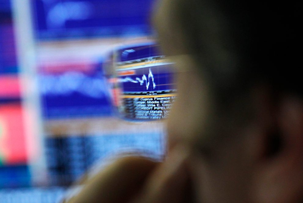 Ibovespa fecha em queda com tensões geopolíticas — Ibovespa cai influenciado por tensões geopolíticas. Dólar fecha estável enquanto mercados em NY registram forte queda.