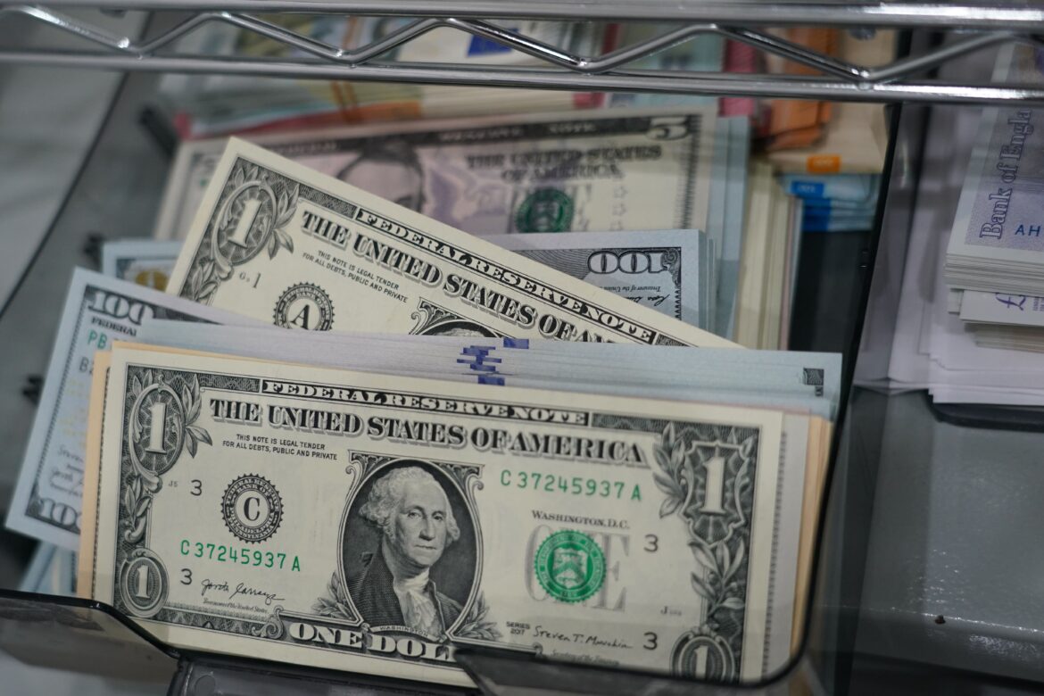 Investimentos na Ásia impulsionam moedas locais — Diversificação de investimentos fortalece moedas asiáticas e reduz dependência do dólar, destacando a economia regional.