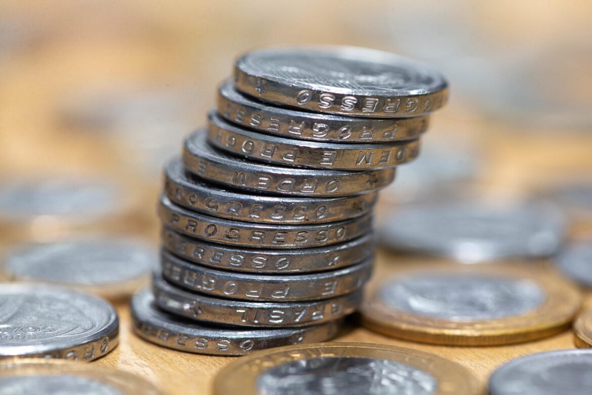 Mercado otimista: dólar pode cair mais neste ano — Com mercado otimista, projeções indicam dólar mais baixo em 2023, fortalecendo o real e criando novas oportunidades econômicas.