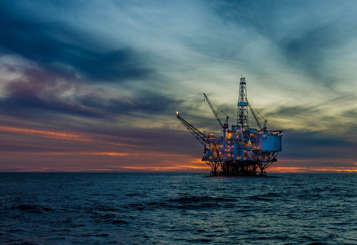 Petróleo em alta com tensão entre Israel e Irã — Tensão entre Israel e Irã impulsiona alta no preço do petróleo, refletindo nos mercados globais de energia.