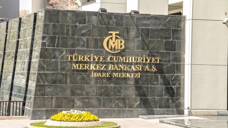 Política monetária da Turquia permanece restritiva com manutenção dos juros — Banco Central da Turquia mantém taxa de juros em 46% para conter a inflação e reforçar estabilidade com política restritiva.