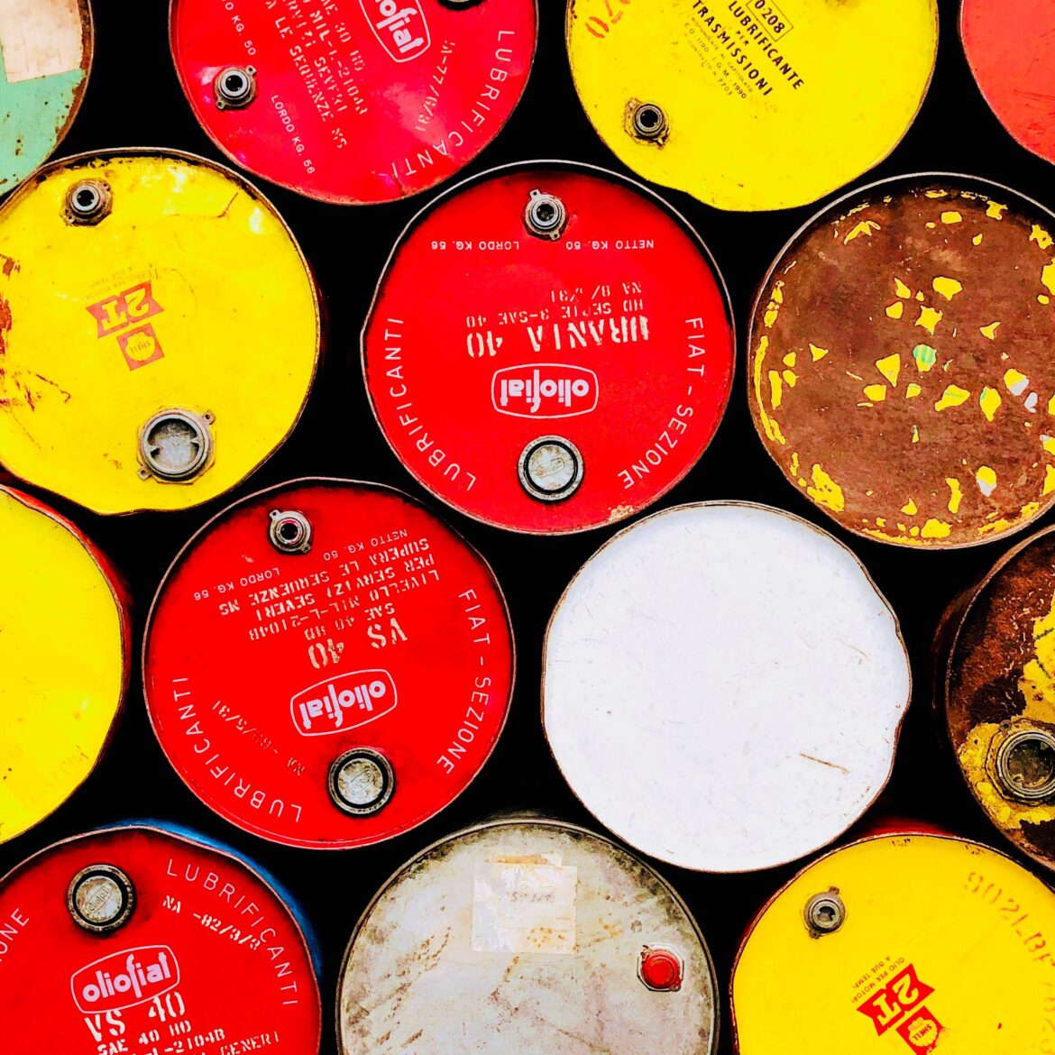 Preço do petróleo aumenta com tensões no Oriente Médio — Preço do petróleo sobe impulsionado por tensões geopolíticas no Oriente Médio, afetando o Brent e WTI.