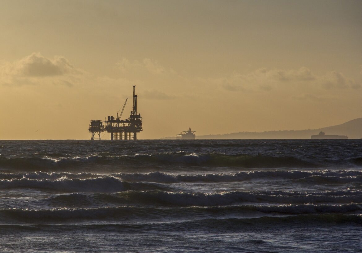 Preço do petróleo cai após adiamento de decisão dos EUA sobre o Irã — Preços do petróleo recuam com decisão dos EUA de adiar intervenção no Irã. Queda alivia tensões no mercado global.
