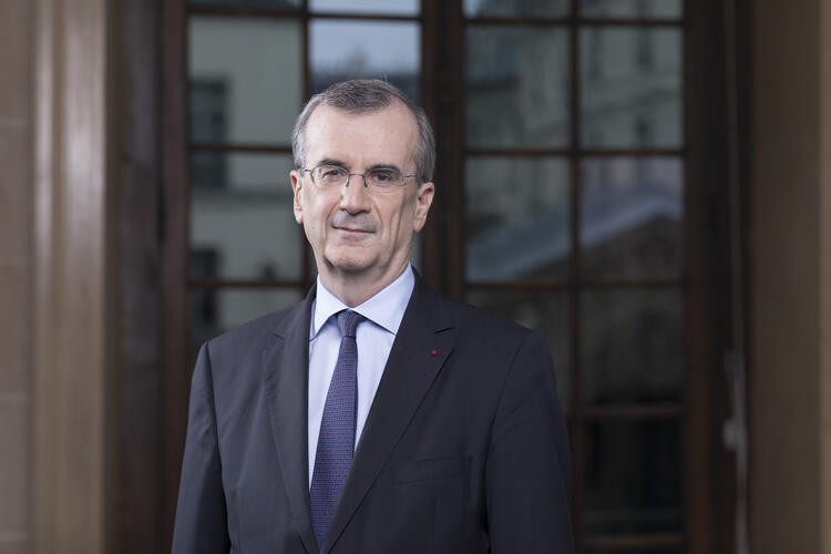 BCE analisa decisões futuras sobre juros com cautela — BCE adota postura aberta sobre decisões de juros, segundo Villeroy, destacando cautela e análise no cenário econômico.