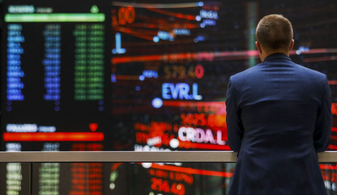 Bolsa de Londres considera operação 24 horas — Bolsa de Londres avalia modelo de operação 24 horas, ampliando acessibilidade ao mercado financeiro global, segundo Financial Times.
