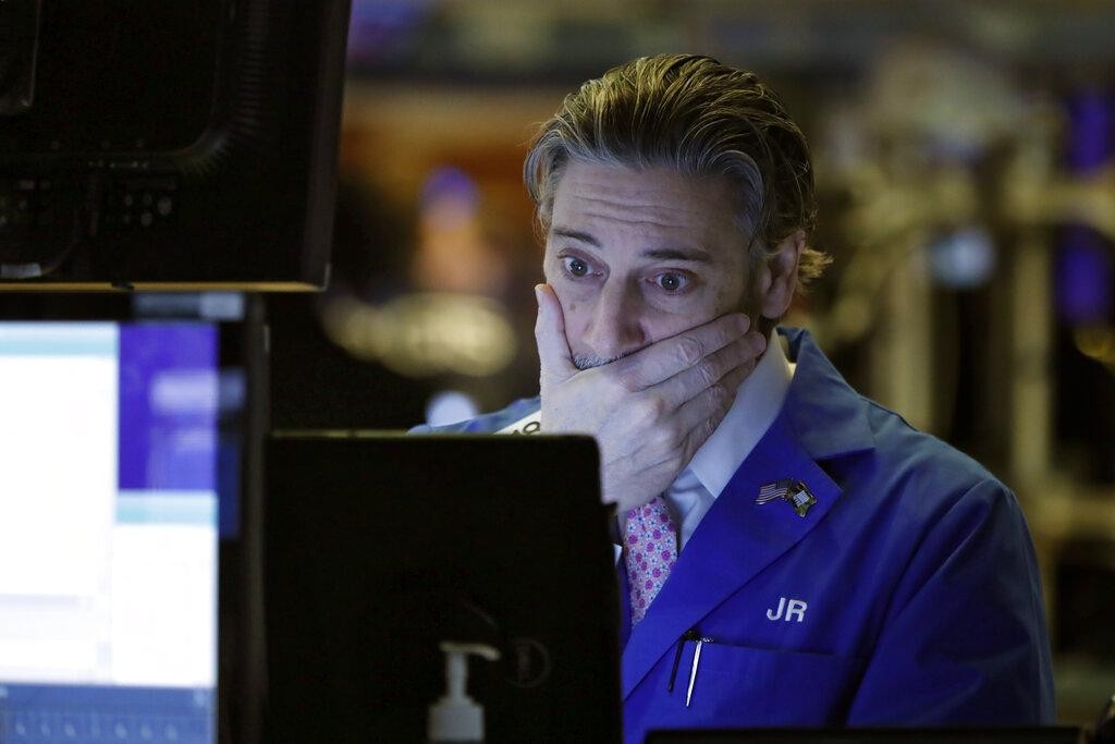 Bolsas de NY caem após dados de trabalho e expectativa com o Fed — Bolsas de NY recuam após dados de vagas de trabalho e expectativa por decisão do Fed; investidores atentos ao mercado.
