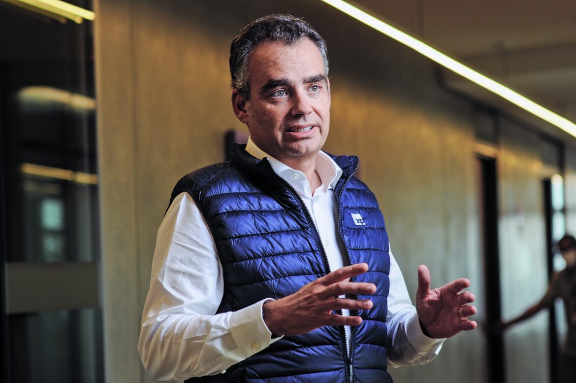 Brasil pode se adaptar a tarifas, afirma Banco XP — Brasil pode se adaptar às tarifas de importação, aponta Banco XP. Diplomacia continua sendo prioridade, diz Berenguer.