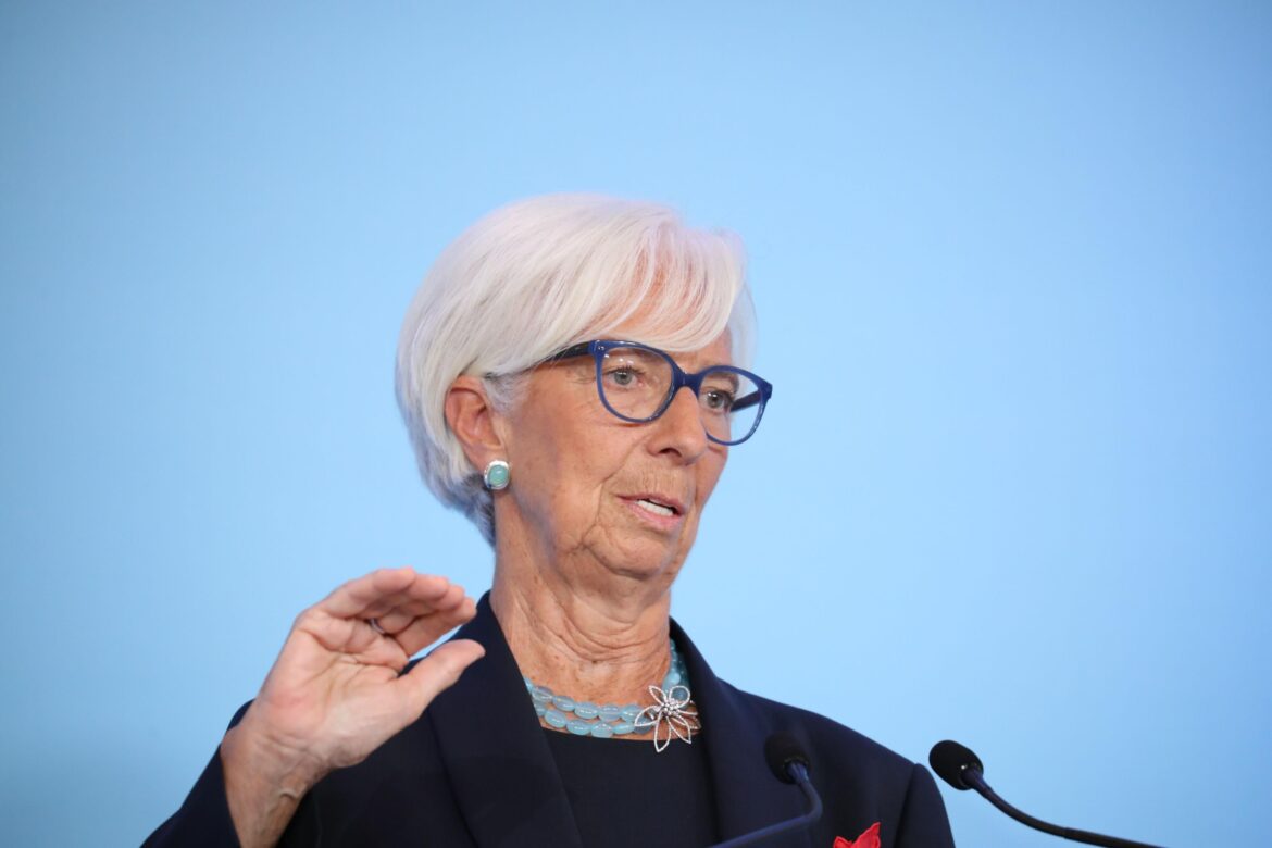 Decisão do BCE e acordos comerciais impulsionam mercados — Decisão de política monetária do BCE e novos acordos comerciais influenciam mercados globais e perspectivas econômicas.