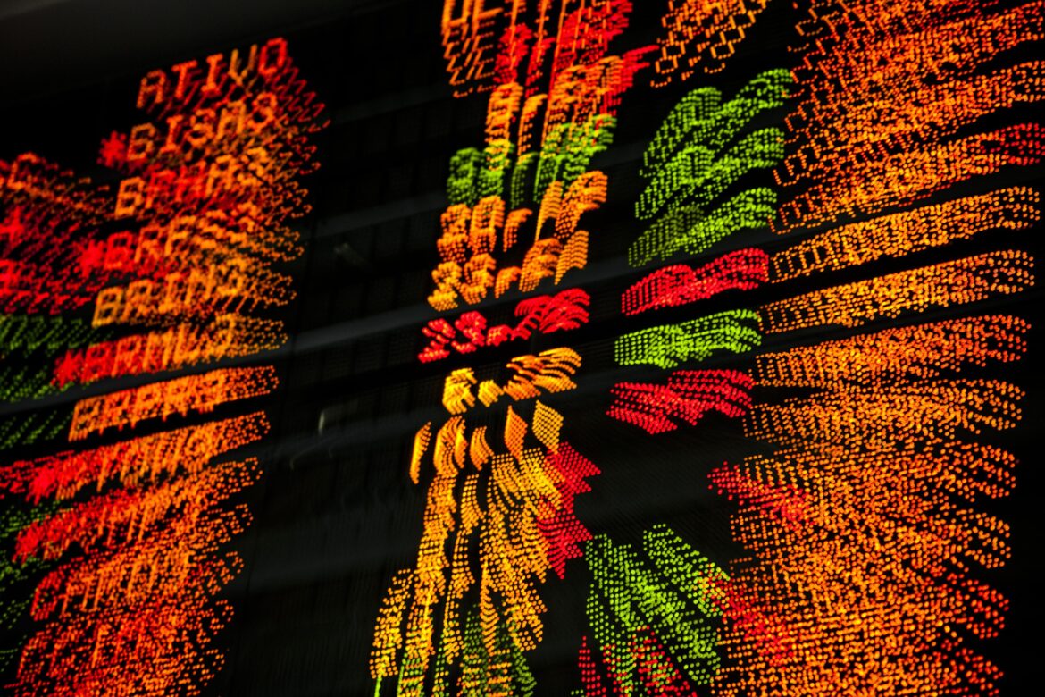 Dólar atinge R$ 5,56 com tensão comercial impactando mercado — Dólar alcança R$ 5,56 em dia de tensão comercial. Juros futuros esboçam alta enquanto Ibovespa registra queda.