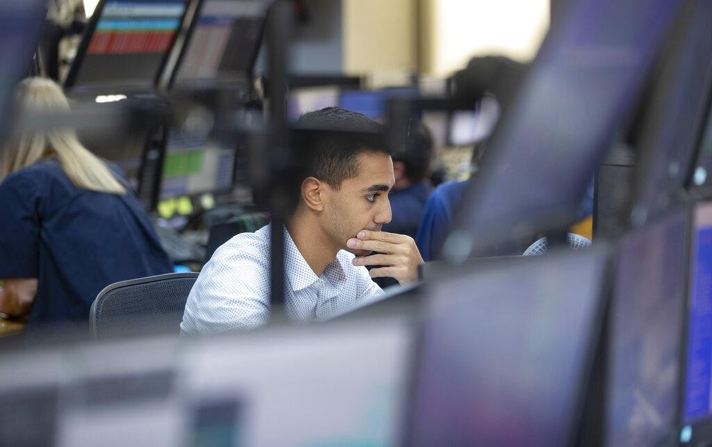 Dólar cai e Ibovespa sobe com cenário externo favorável — Dólar fecha em queda e Ibovespa registra alta, impulsionado por cenário externo favorável e negociações com EUA no radar.
