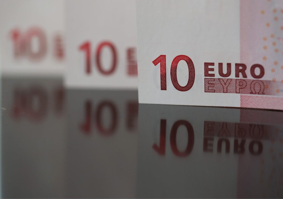 Euro cai após acordo EUA-UE e tarifas dos EUA — Euro enfrenta queda devido a tarifas dos EUA à UE e preocupações econômicas, atingindo o menor nível em um mês.