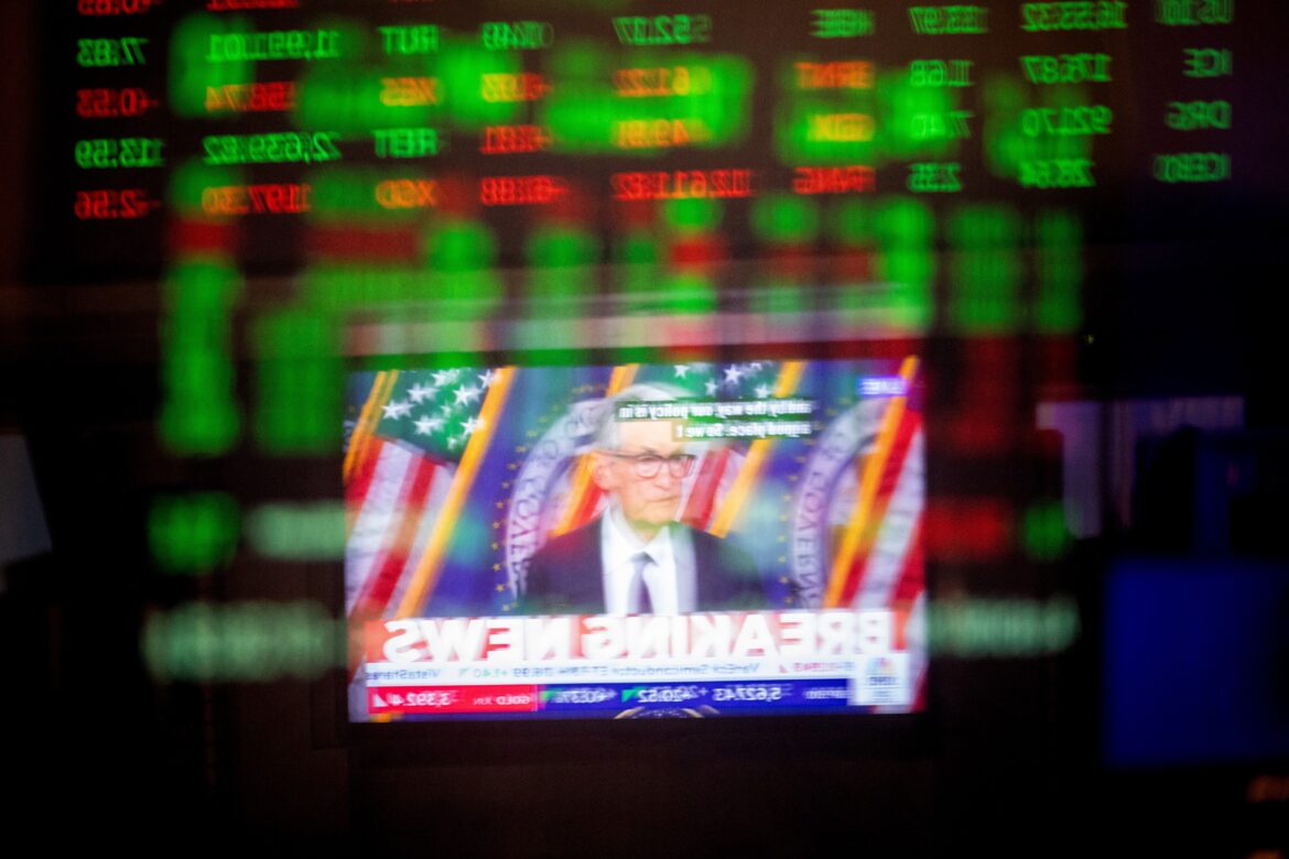 Fed e Copom definem juros enquanto tarifas dos EUA influenciam mercados — Decisões do Fed e Copom sobre juros, dados econômicos dos EUA e tarifas de Trump devem movimentar os mercados hoje.