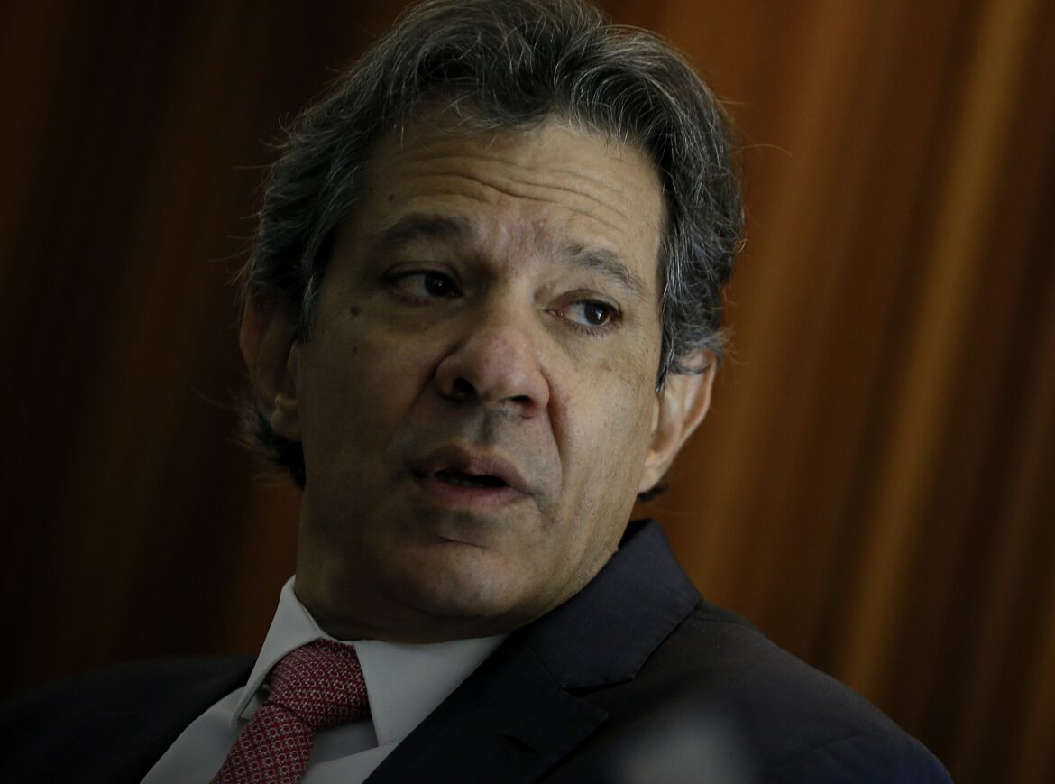 Interesse dos EUA no Pix causa debate econômico — Fernando Haddad aponta interesse financeiro dos EUA no Pix, destacando a gratuidade como vantagem para usuários.