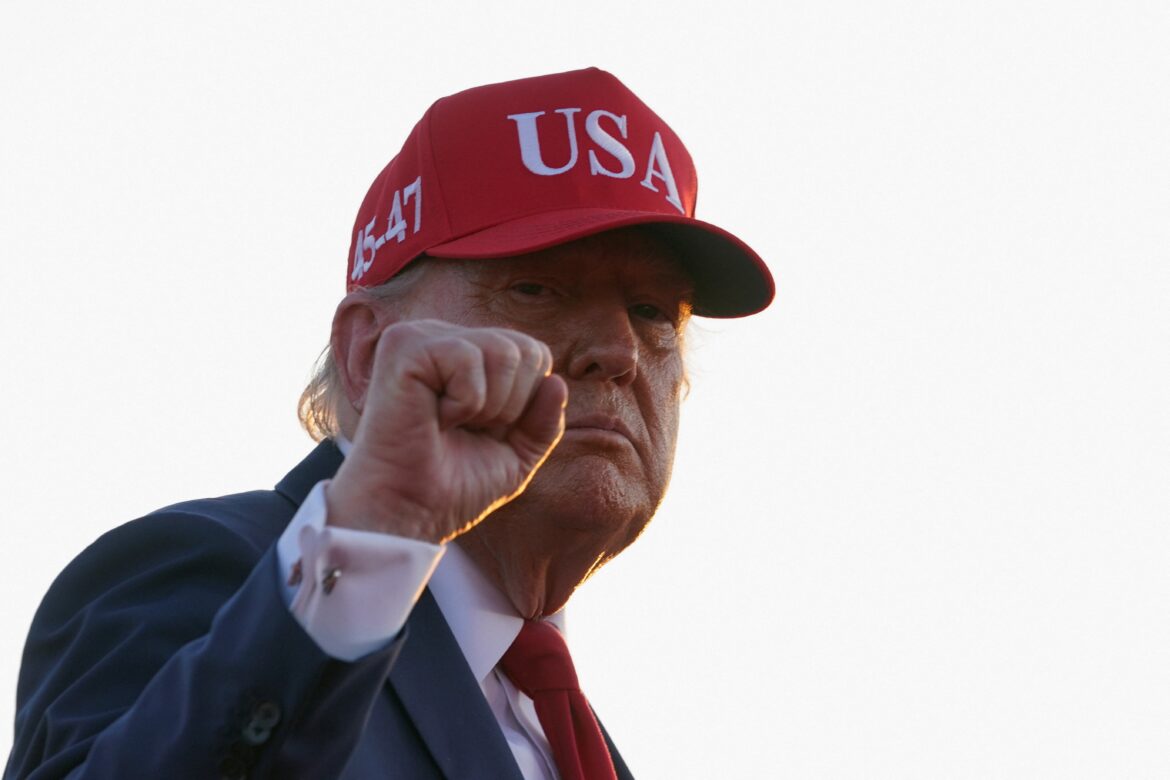 Investidores acompanham acordos comerciais sob ameaça de tarifas de Trump — Investidores observam acordos comerciais com Trump, que ameaça tarifas de 70% e novas medidas contra políticas antiamericanas.