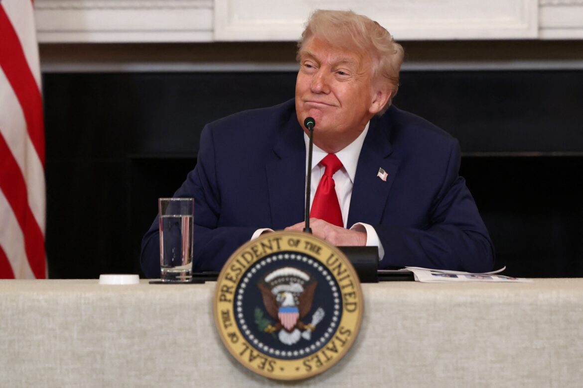Juros globais sobem diante de riscos fiscais e políticas tarifárias — Juros globais registram alta persistente devido a riscos fiscais, tarifas de Trump e pressões de leilões no mercado.