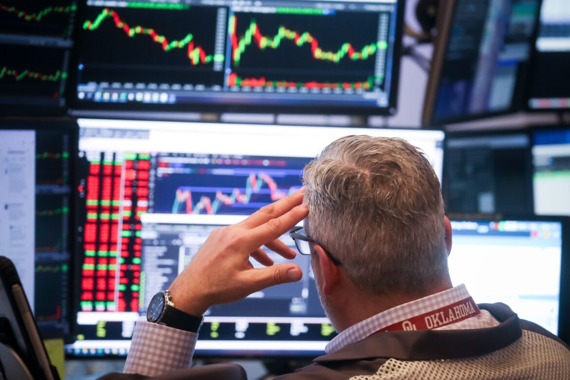 Mercado dos EUA foca em payroll enquanto Brasil acompanha tensão política — Mercado dos EUA atento ao payroll em sessão reduzida e Brasil segue com tensão entre governo e Congresso.