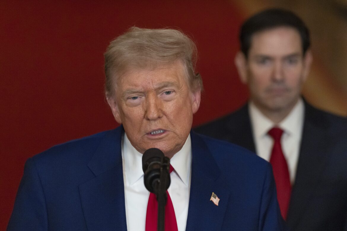 Mercados globais reagem à expectativa de recuo de Trump em tarifas — Expectativa de recuo de tarifas por Trump reduz aversão a risco e traz alívio aos mercados globais. Economia atenta!