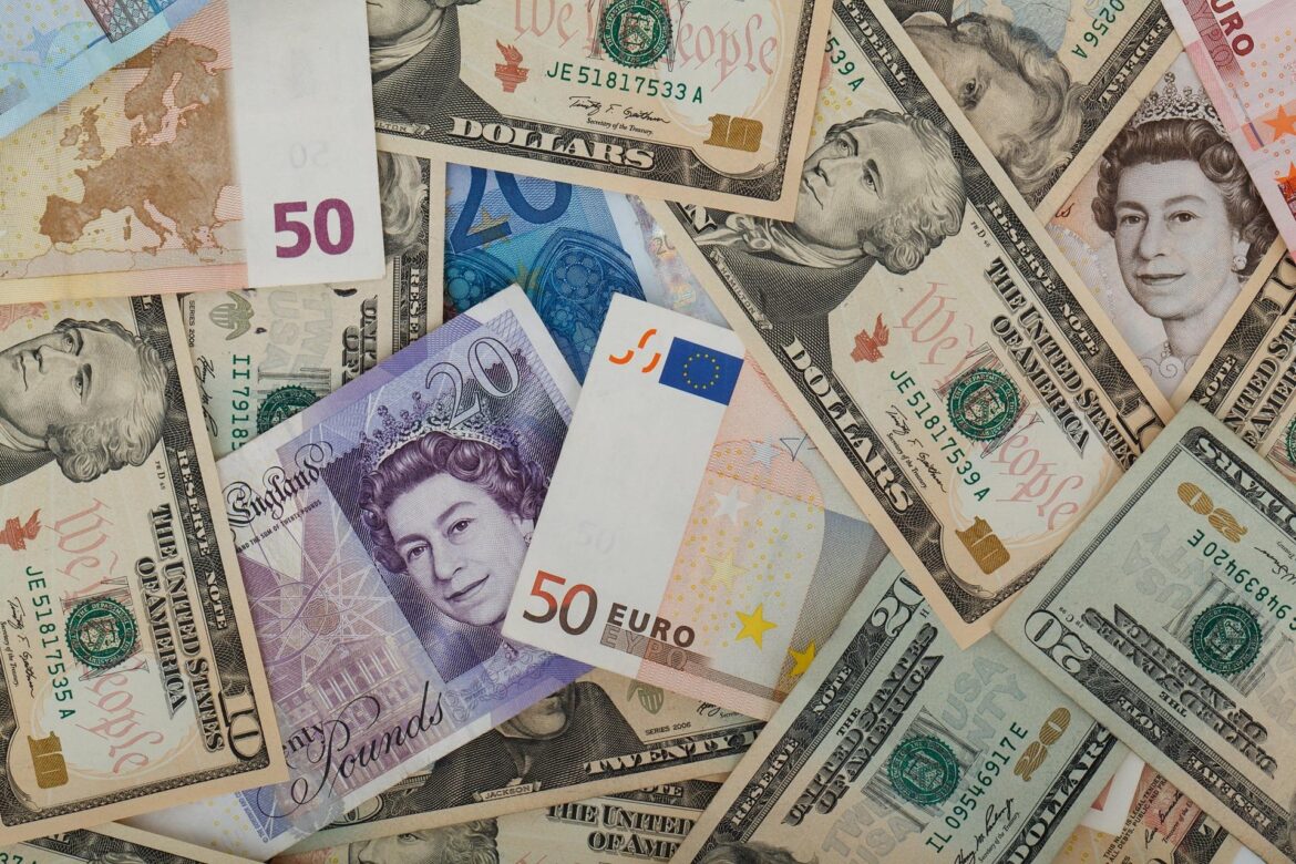 Mercados seguem atentos ao Copom e Fed — Mercados financeiros analisam dados dos EUA e expectativas sobre as decisões de Copom e Fed, focando em negociações e indicadores.