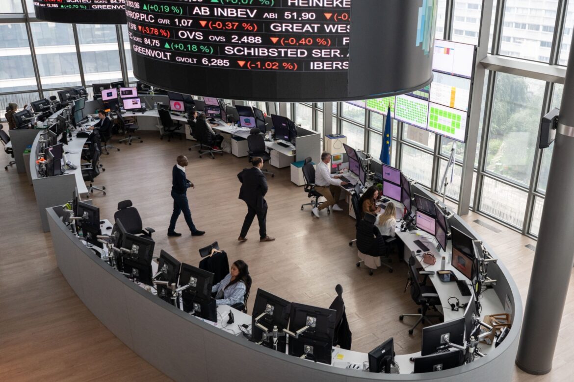 Negociações tarifárias dos EUA movimentam o mercado — Negociações tarifárias dos EUA atraem olhares do mercado em semana cheia de expectativas e eventos econômicos globais.