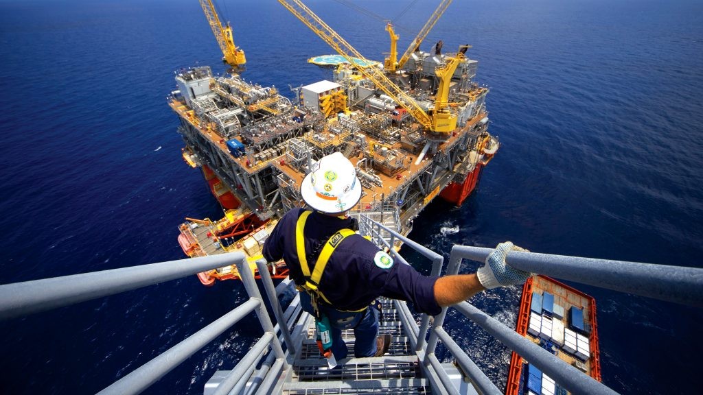 Petróleo encerra em alta com avanço nas negociações comerciais — Petróleo Brent e WTI fecham em alta com otimismo sobre avanços nas negociações comerciais entre EUA, Japão e União Europeia.