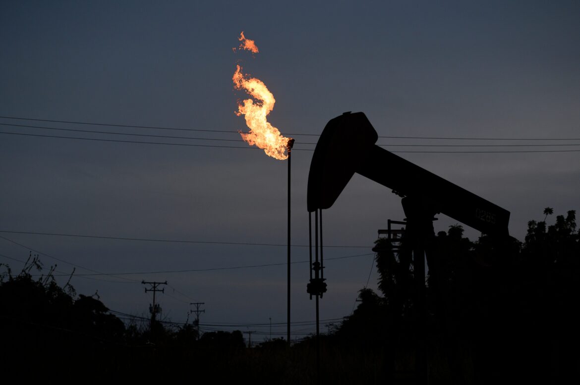 Petróleo oscila com sanções à Rússia e negociações comerciais no radar — Petróleo tem leve queda com impacto das sanções à Rússia e incertezas nas negociações comerciais dos EUA em destaque.