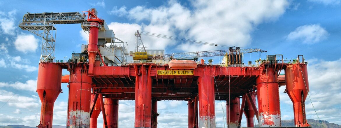 Petróleo recua mesmo com sanções da UE — Petróleo fecha em queda nesta sexta, mesmo com sanções da UE à Rússia. Preços refletem tensões em mercados globais.
